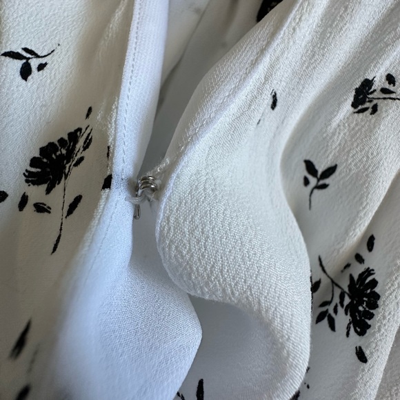 Flattering Summer dress 🤍white with little black flowers Banana Republic size 0 - Picture 7 of 8